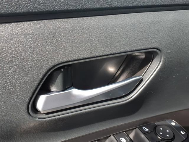 Certified 2025 Nissan Kicks SV image 16