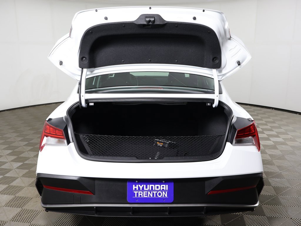 Used 2025 Hyundai Elantra Blue image 14