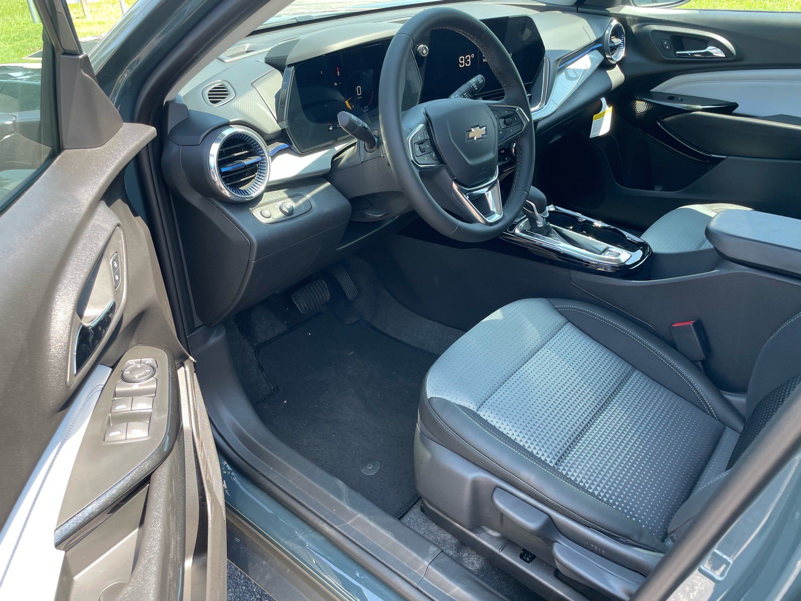New 2026 Chevrolet Trax LT w/ LT Convenience Package FWD image 4
