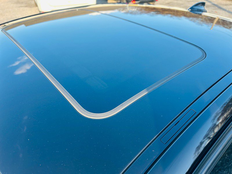 Used 2018 BMW 320i xDrive Sedan w/ Premium Package image 12