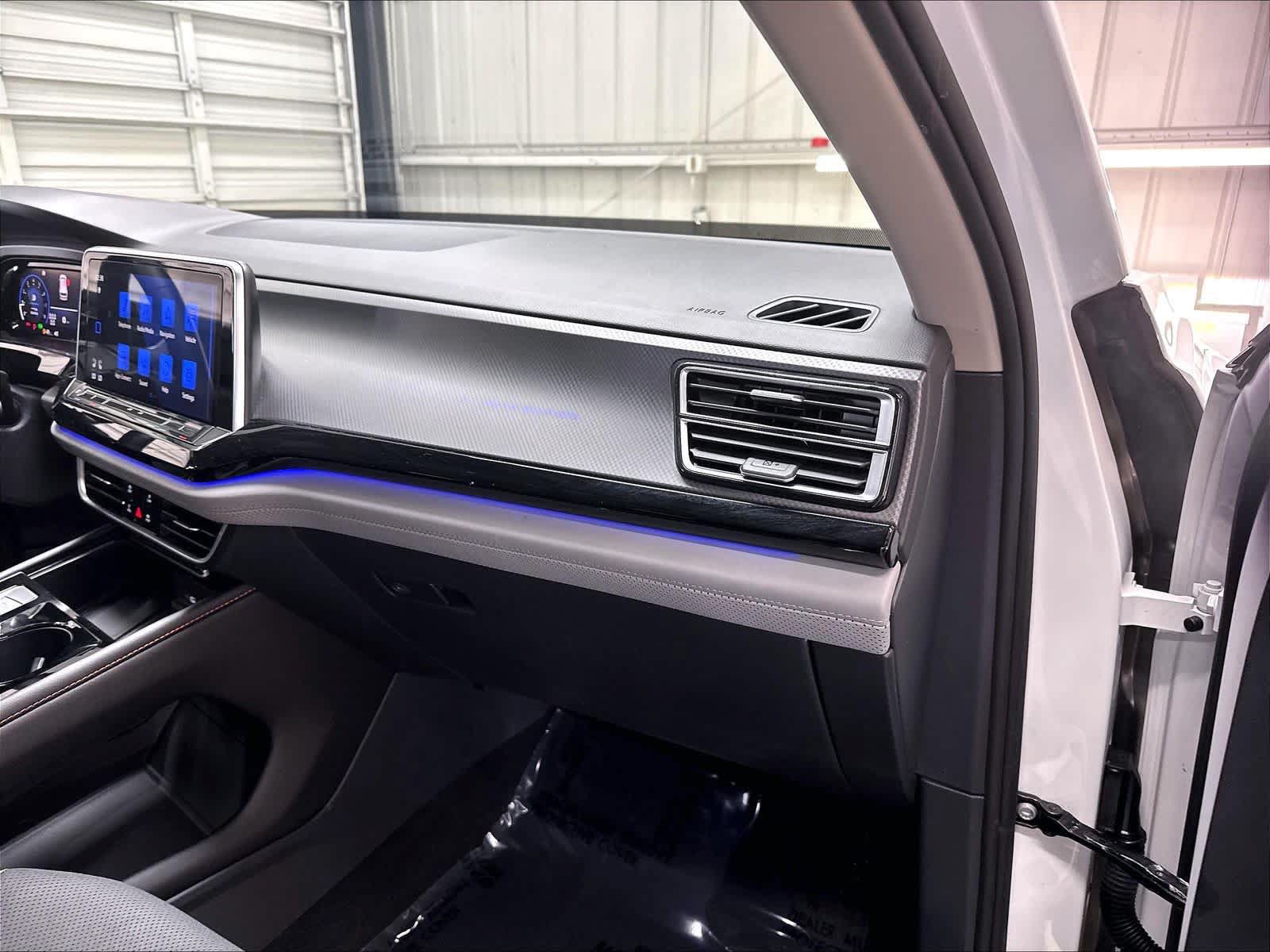 Used 2024 Volkswagen Atlas Peak Edition SE AWD/4WD image 30