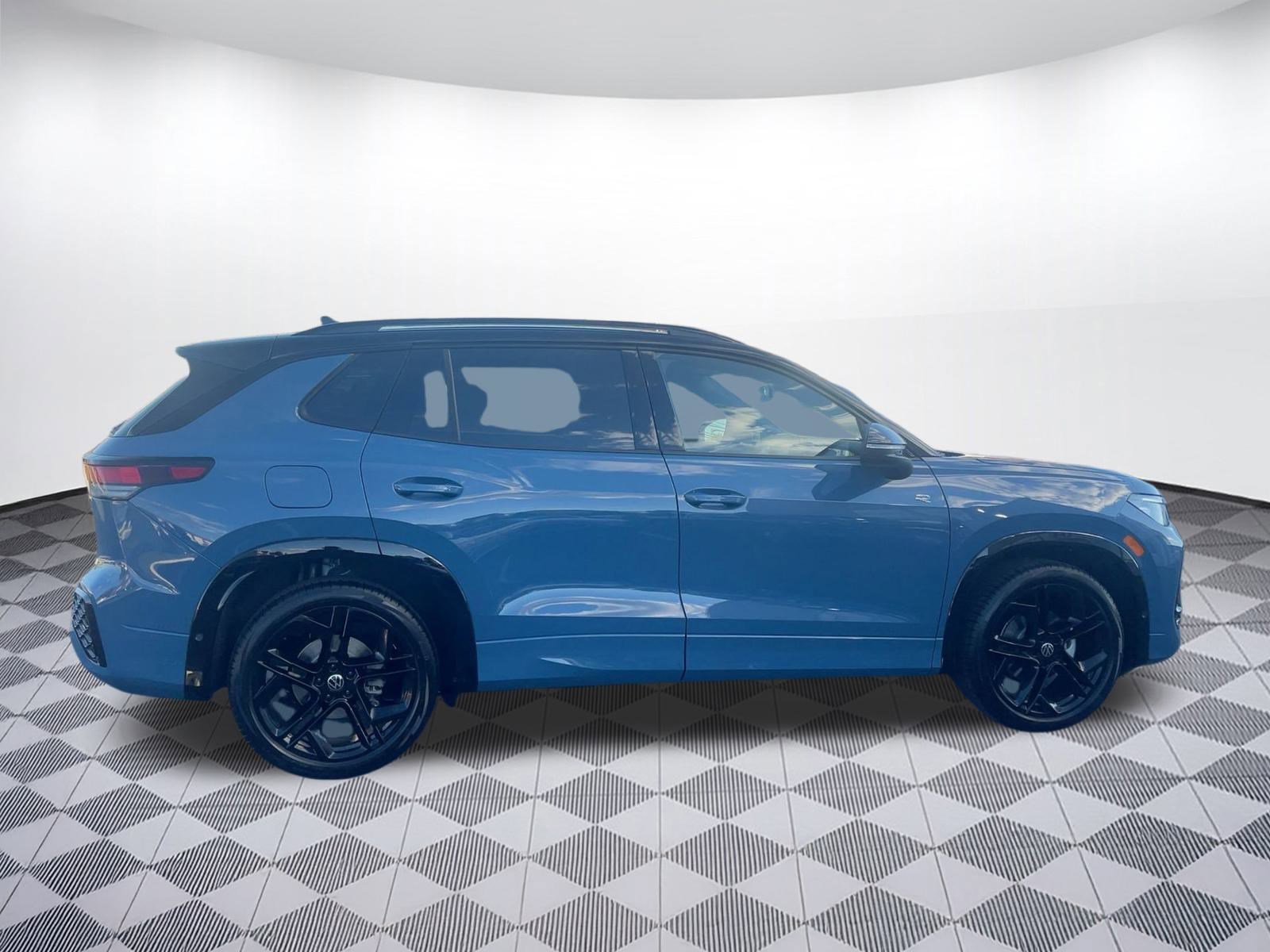 New 2026 Volkswagen Tiguan SE R-Line image 8