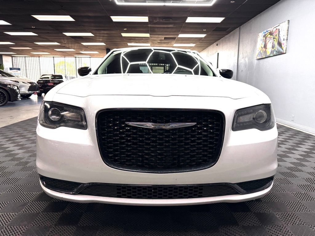 Used 2019 Chrysler 300 Touring w/ Sport Appearance Package RWD image 4