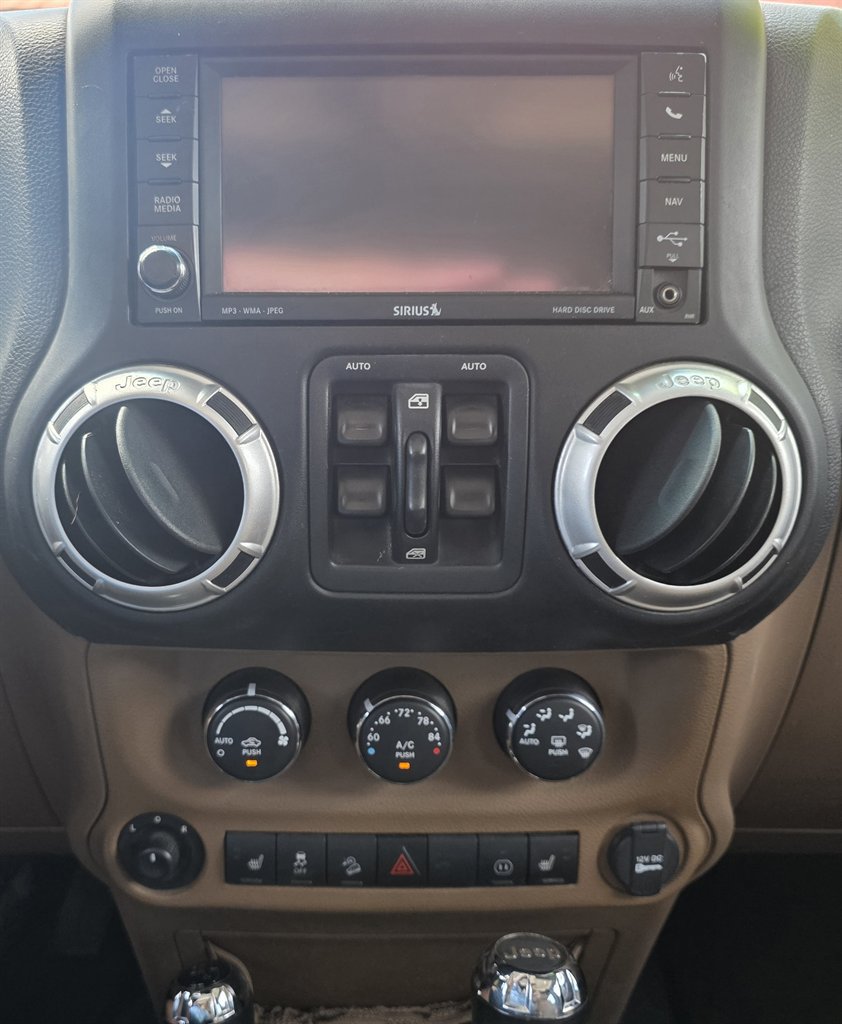 Used 2012 Jeep Wrangler Unlimited Rubicon w/ Connectivity Group AWD/4WD image 24