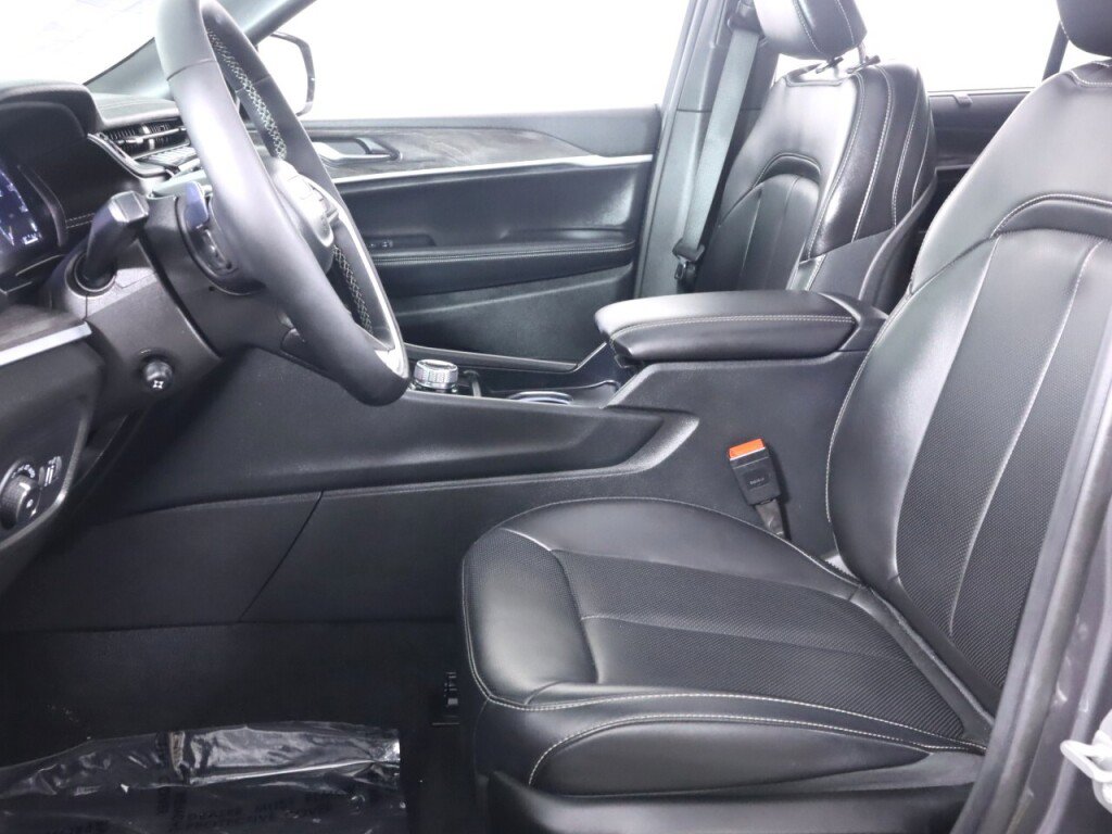 Used 2025 Jeep Grand Cherokee Limited w/ Luxury Tech Group II RWD image 30