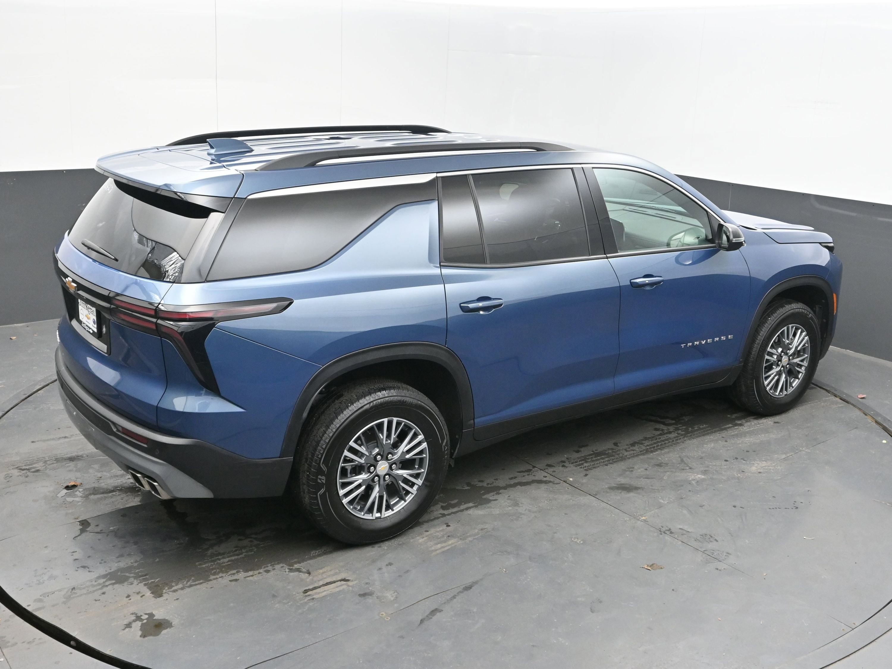 Used 2025 Chevrolet Traverse LT image 38