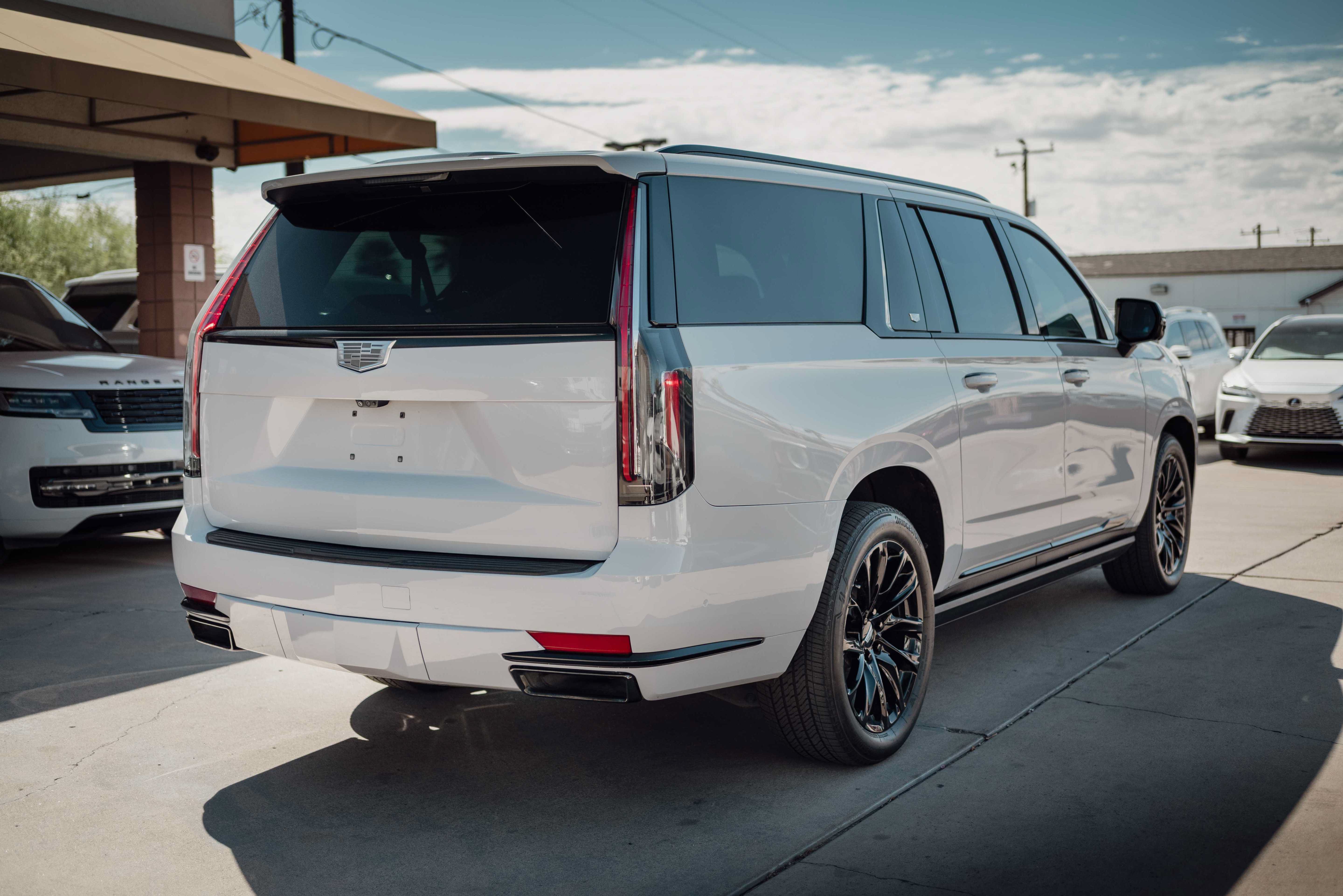 Used 2023 Cadillac Escalade ESV Sport Platinum w/ LPO, ONYX Package AWD/4WD image 3