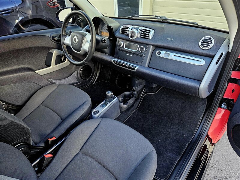 Used 2013 smart fortwo pure RWD image 2