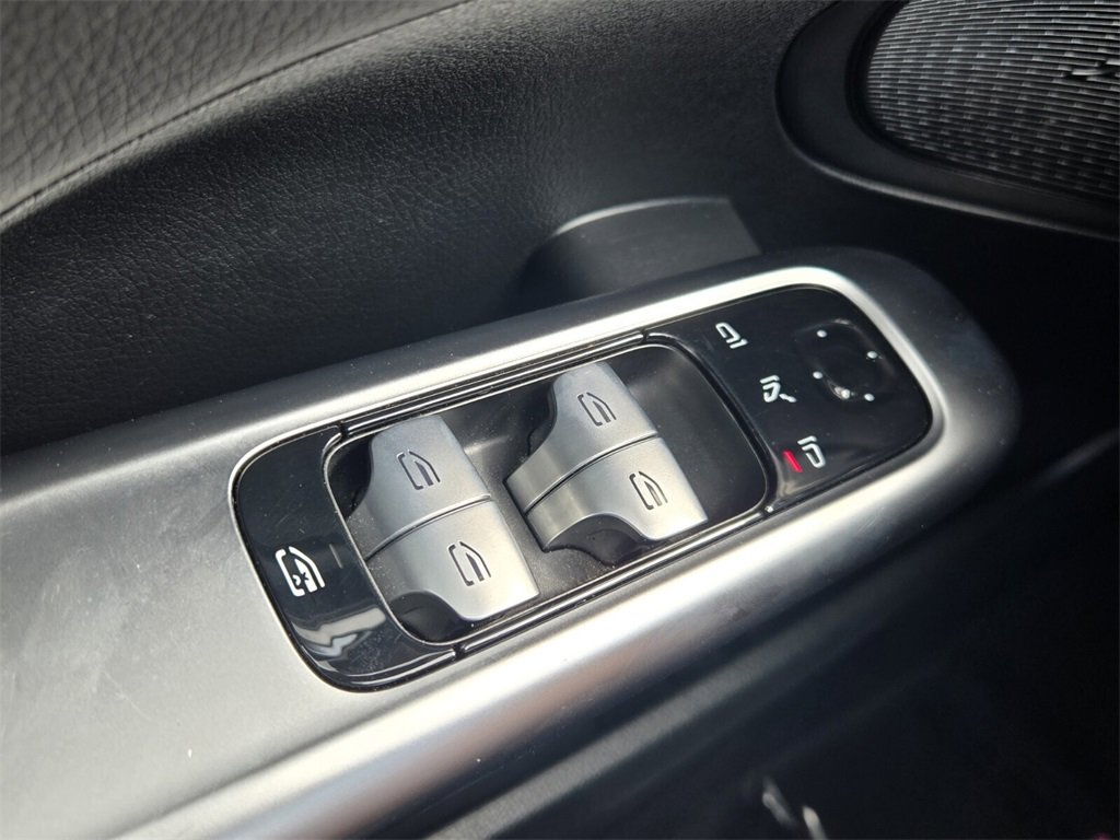 Used 2025 Mercedes-Benz C 300 image 27