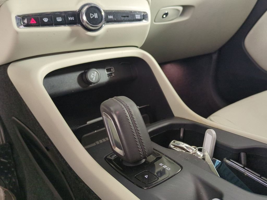 Used 2019 Volvo XC40 T5 R-Design image 22