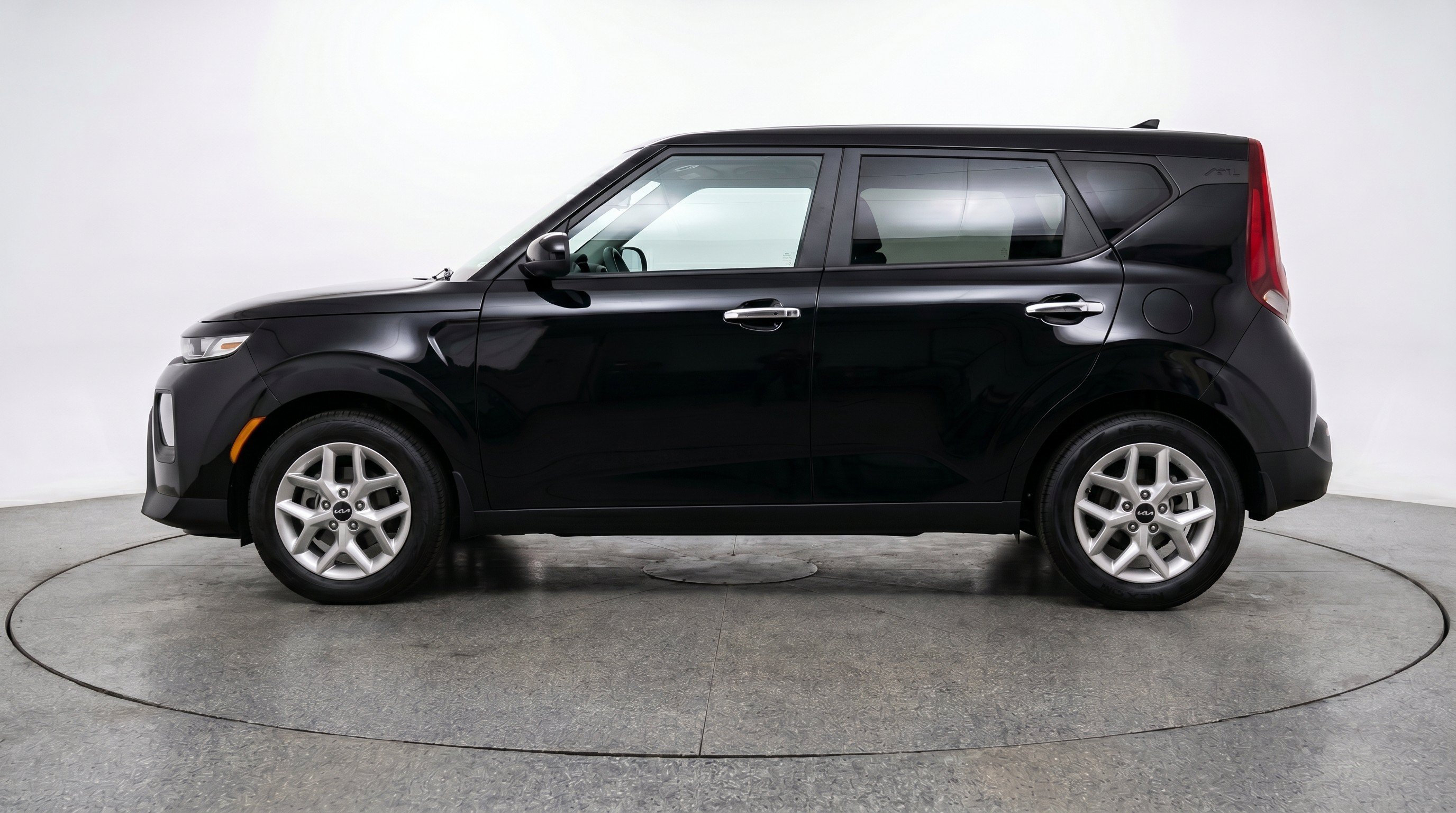 Used 2025 Kia Soul LX w/ LX Technology Package FWD image 5