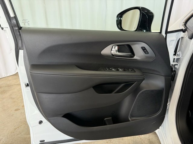 New 2026 Chrysler Pacifica Select image 10