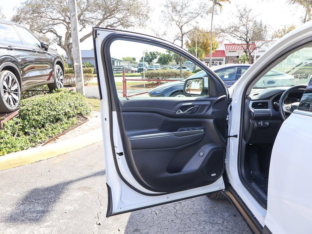 Used 2023 GMC Acadia SLT FWD image 25