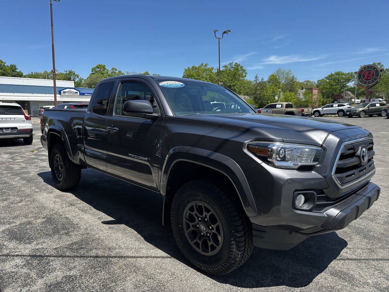 Used 2017 Toyota Tacoma SR5 w/ Tow Package AWD/4WD image 5