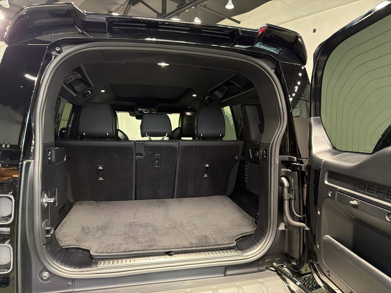 Used 2025 Land Rover Defender 110 image 29