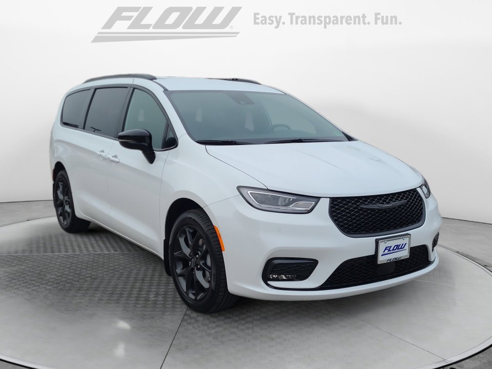 New 2026 Chrysler Pacifica Select w/ S Appearance Package