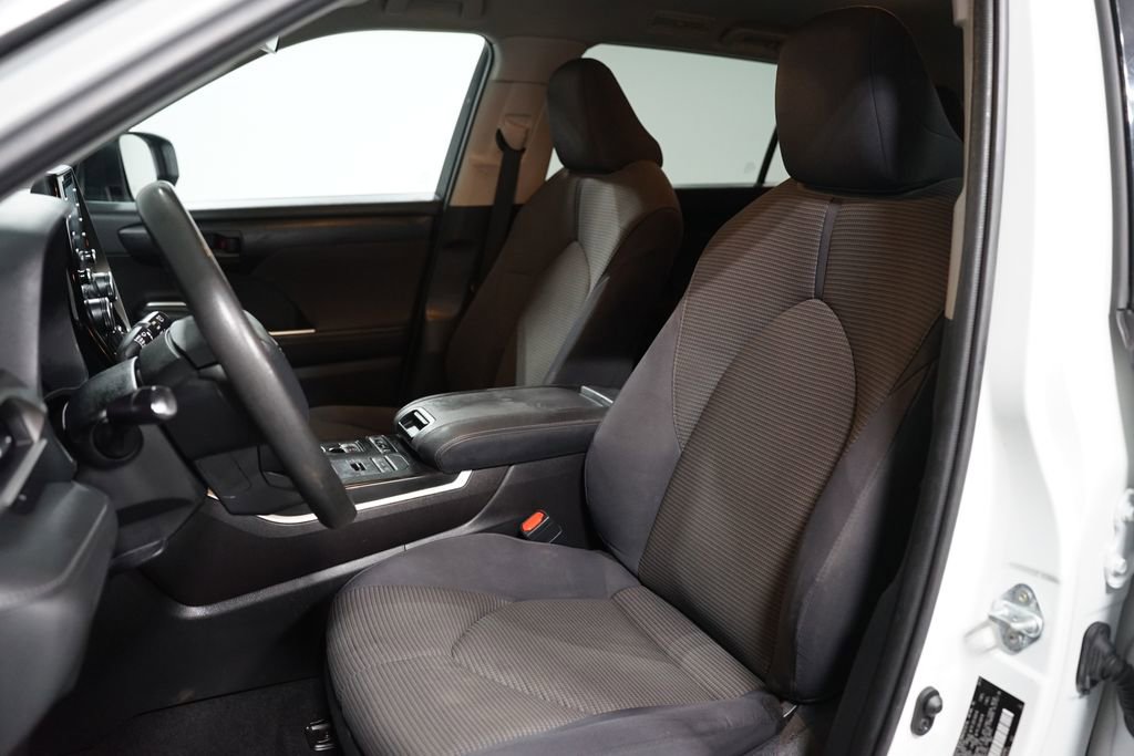 Used 2021 Toyota Highlander L image 25