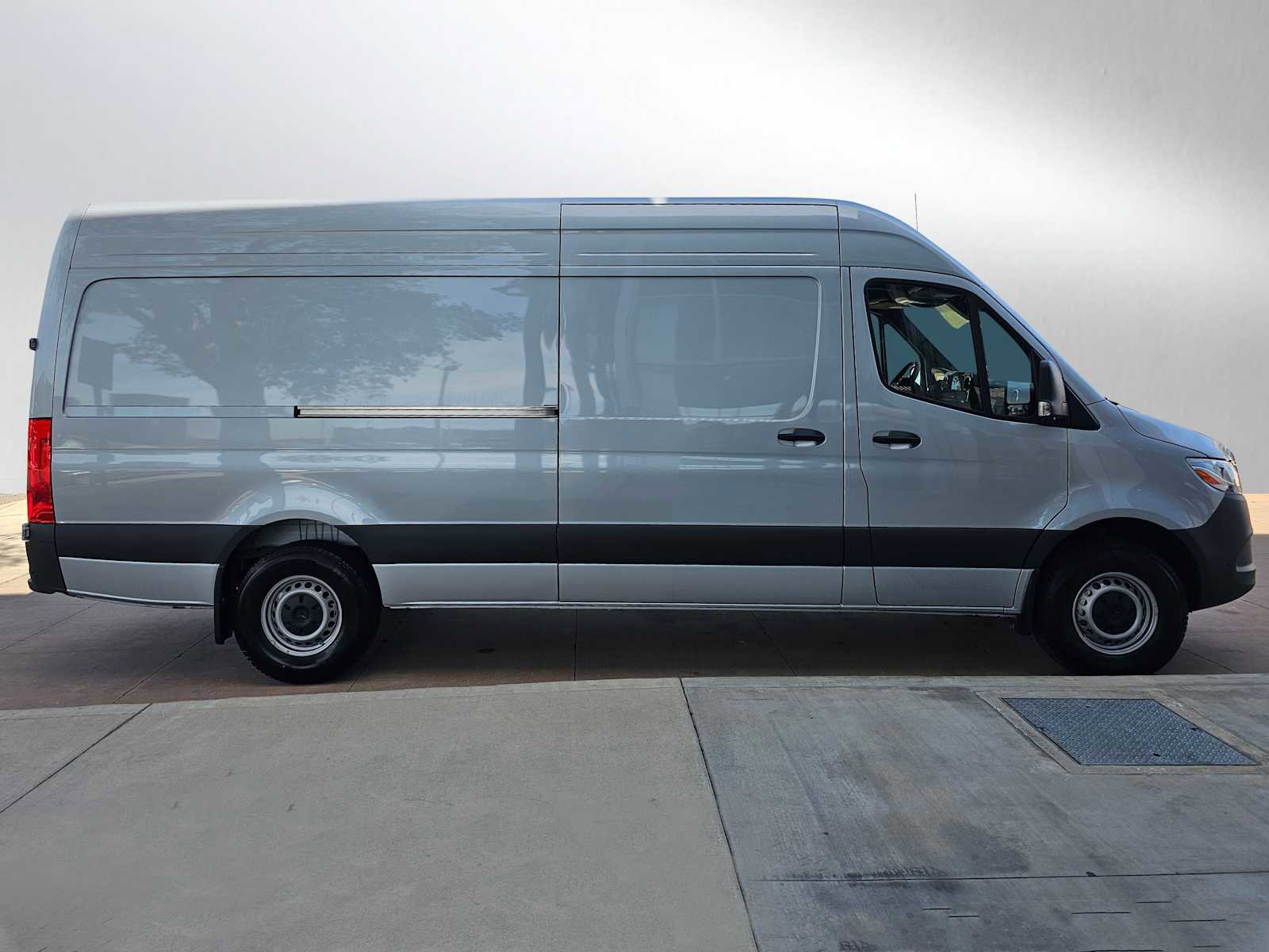 Used 2025 Mercedes-Benz Sprinter 2500 image 2