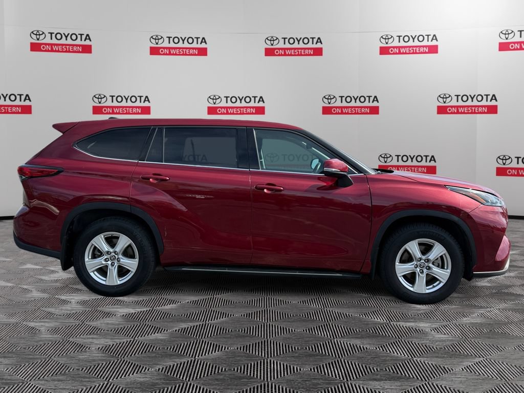 Used 2022 Toyota Highlander LE AWD/4WD image 4