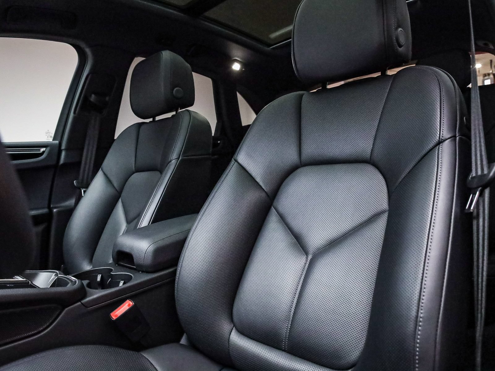 Certified 2025 Porsche Macan AWD/4WD image 5