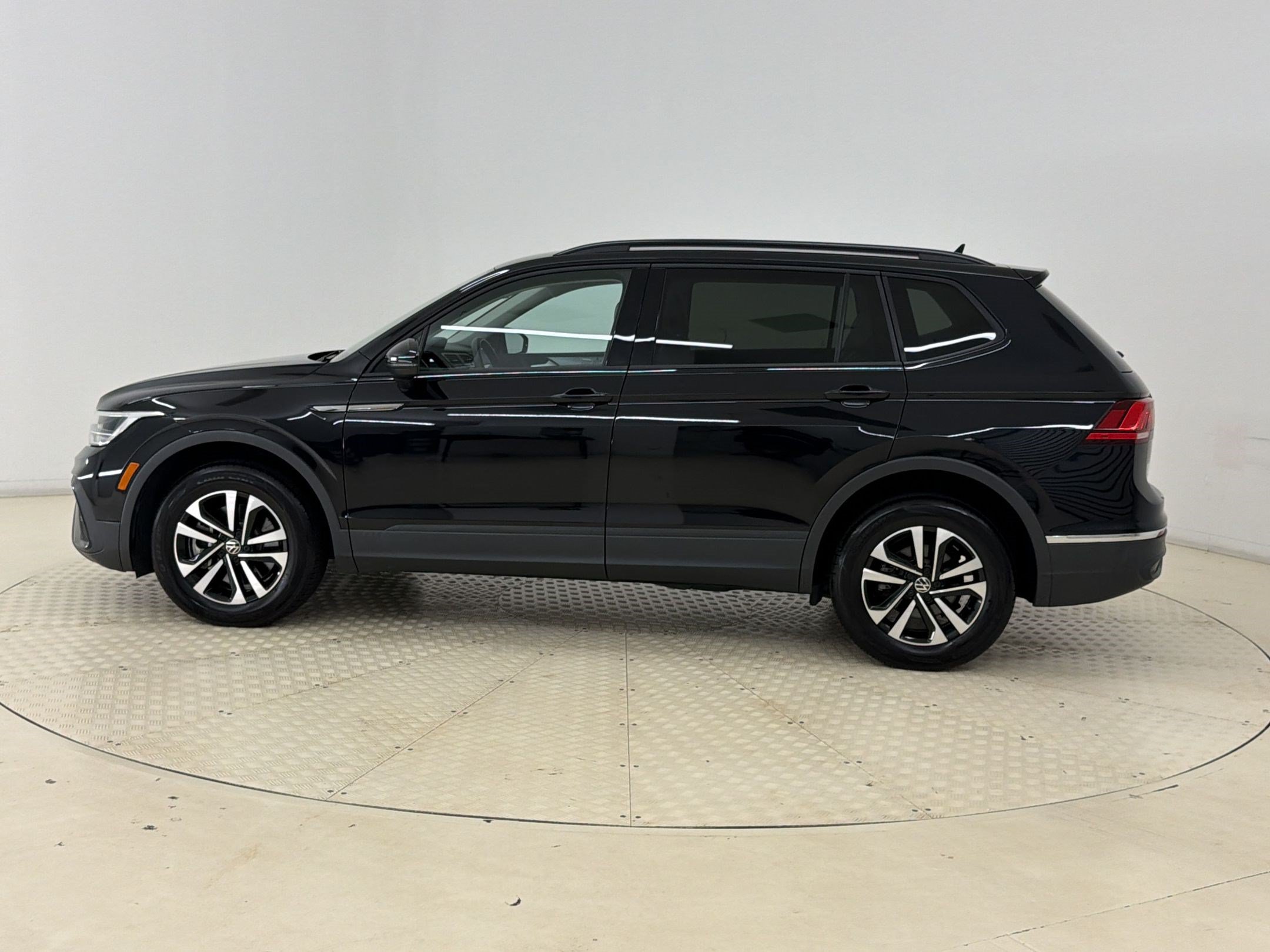 Used 2023 Volkswagen Tiguan S FWD image 2