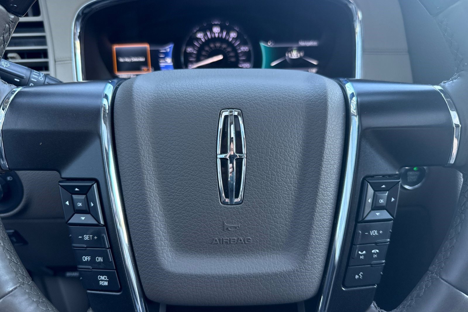 Used 2017 Lincoln Navigator Select image 28