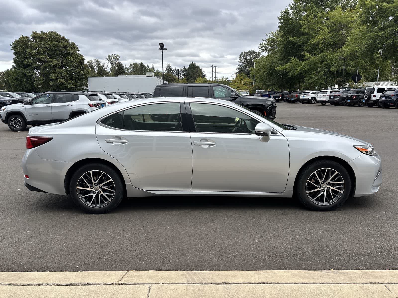 Used 2016 Lexus ES 350 w/ Premium Package w/Wood Trim FWD image 5