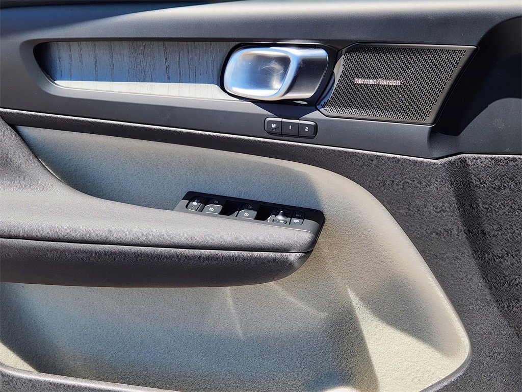 New 2025 Volvo XC40 B5 Ultra w/ Climate Package image 3