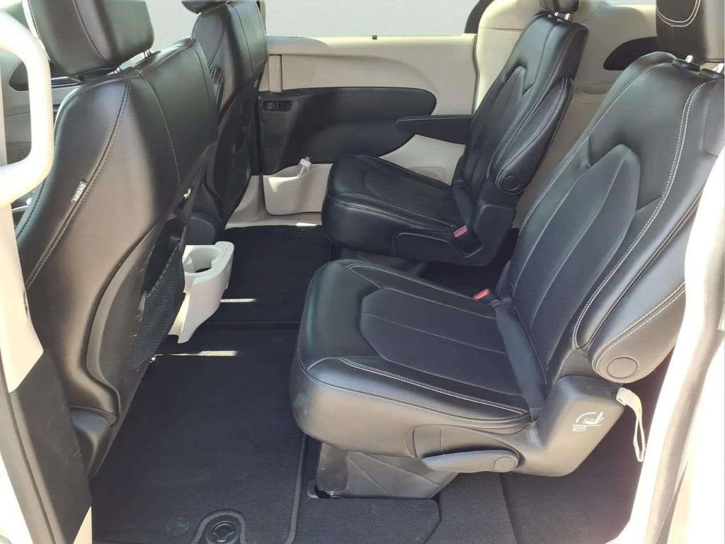 Used 2023 Chrysler Pacifica Touring-L image 14