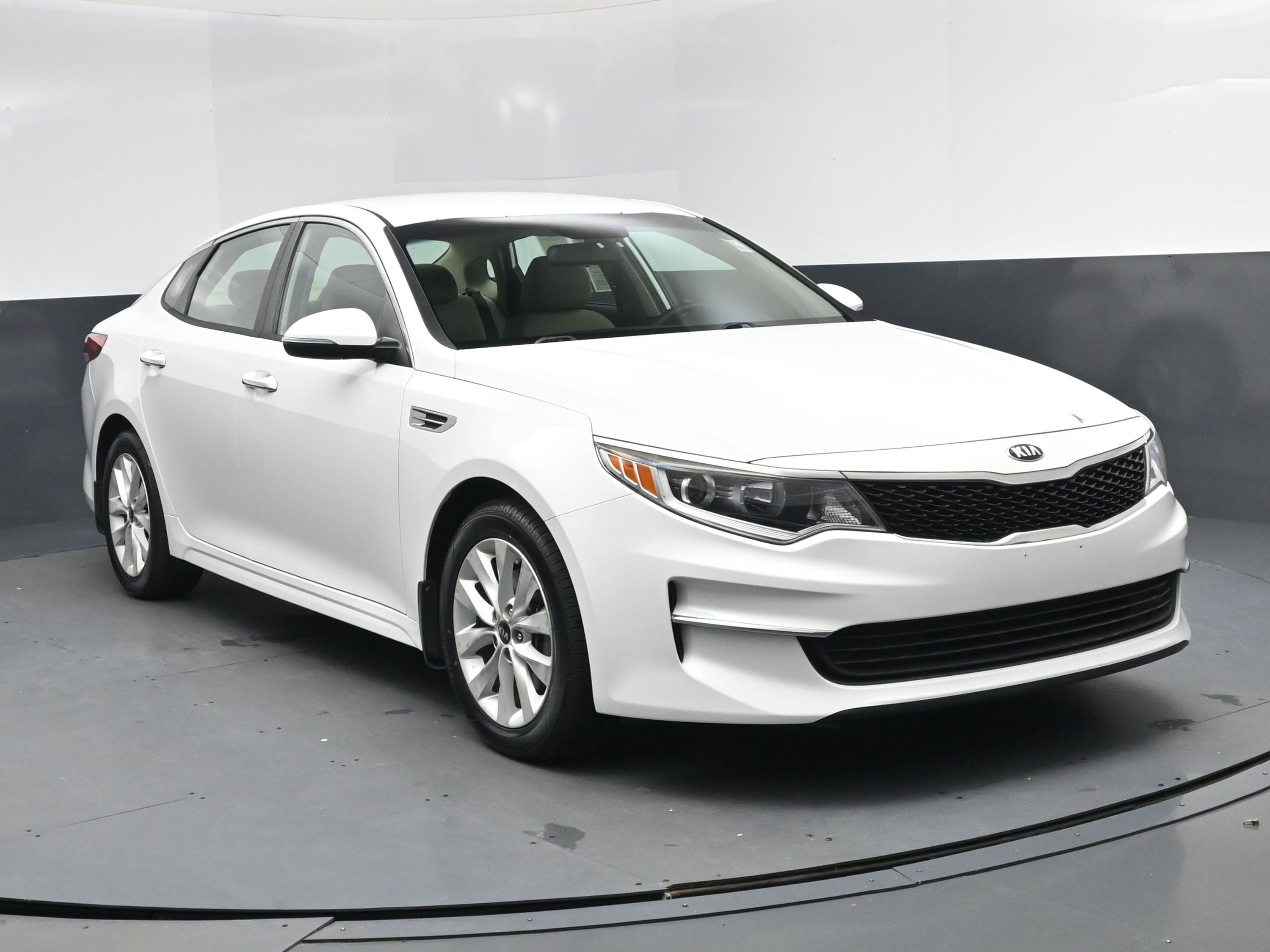 Used 2018 Kia Optima LX w/ 17" Alloy Wheels Package image 8