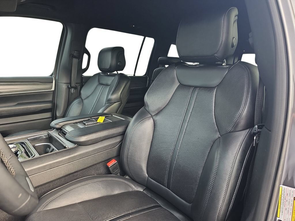 Used 2024 Jeep Wagoneer L Series II RWD image 15