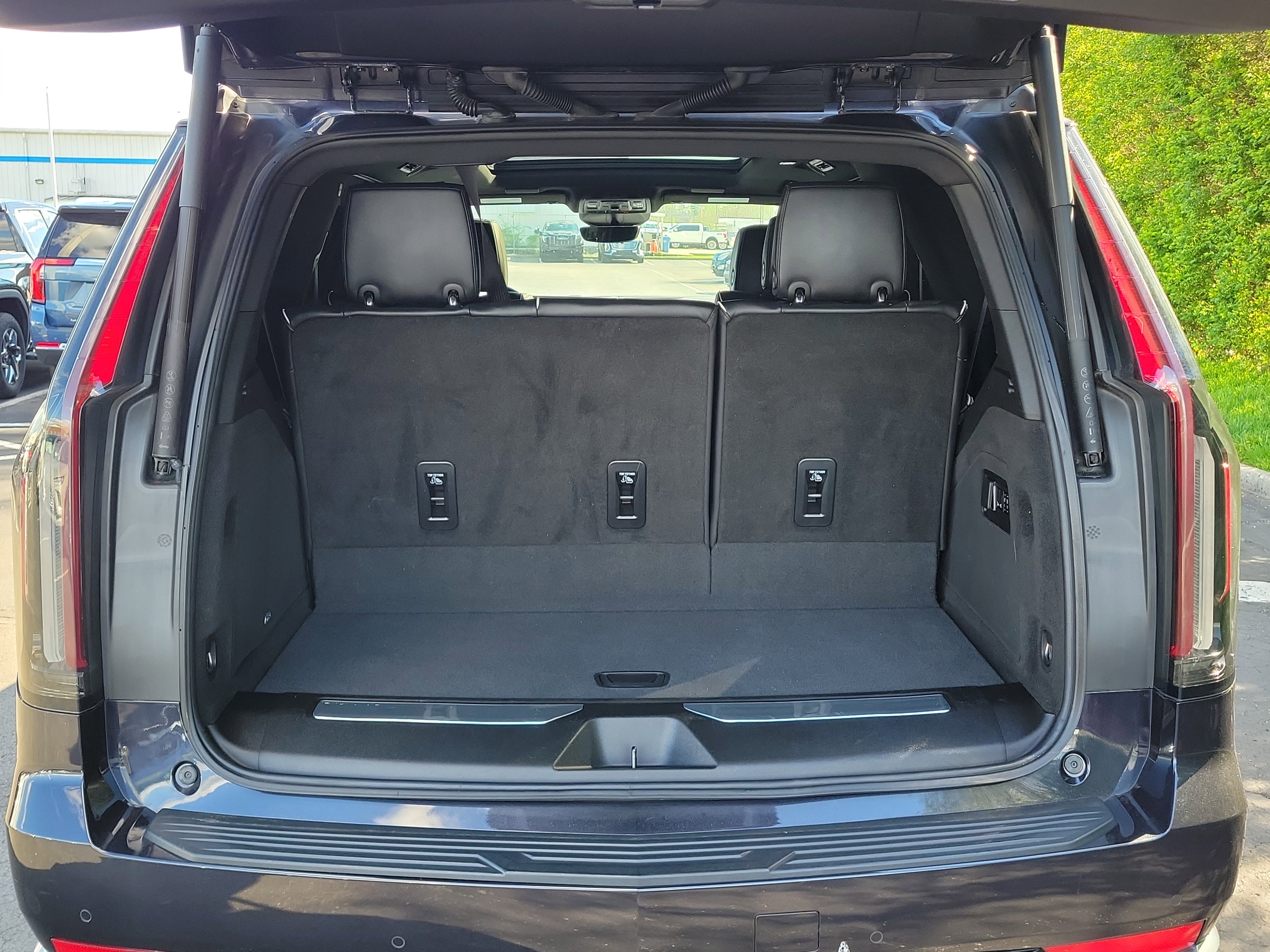 Used 2022 Cadillac Escalade Premium Luxury image 9