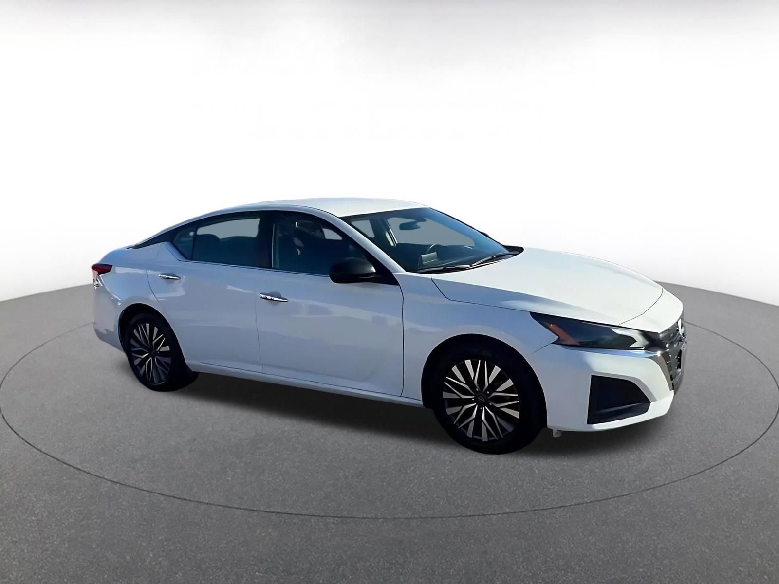 Used 2025 Nissan Altima 2.5 SV image 2