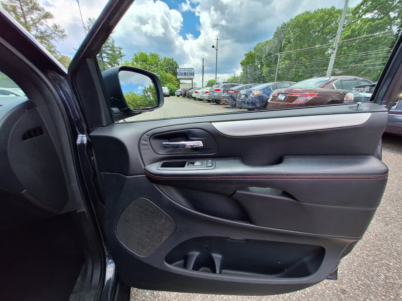 Used 2014 Dodge Grand Caravan R/T image 10