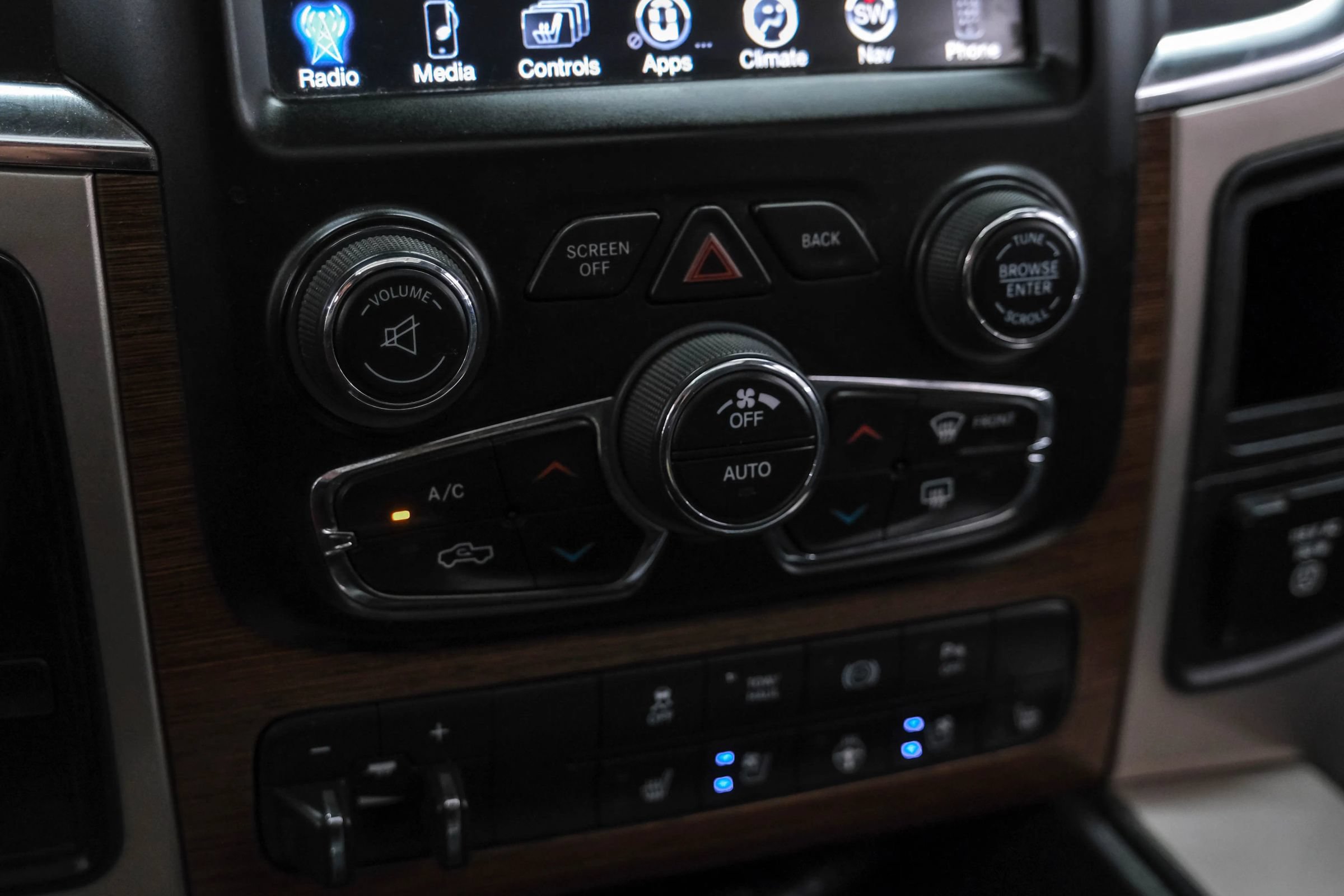 Used 2015 RAM 3500 Laramie w/ Cold Weather Group AWD/4WD image 26