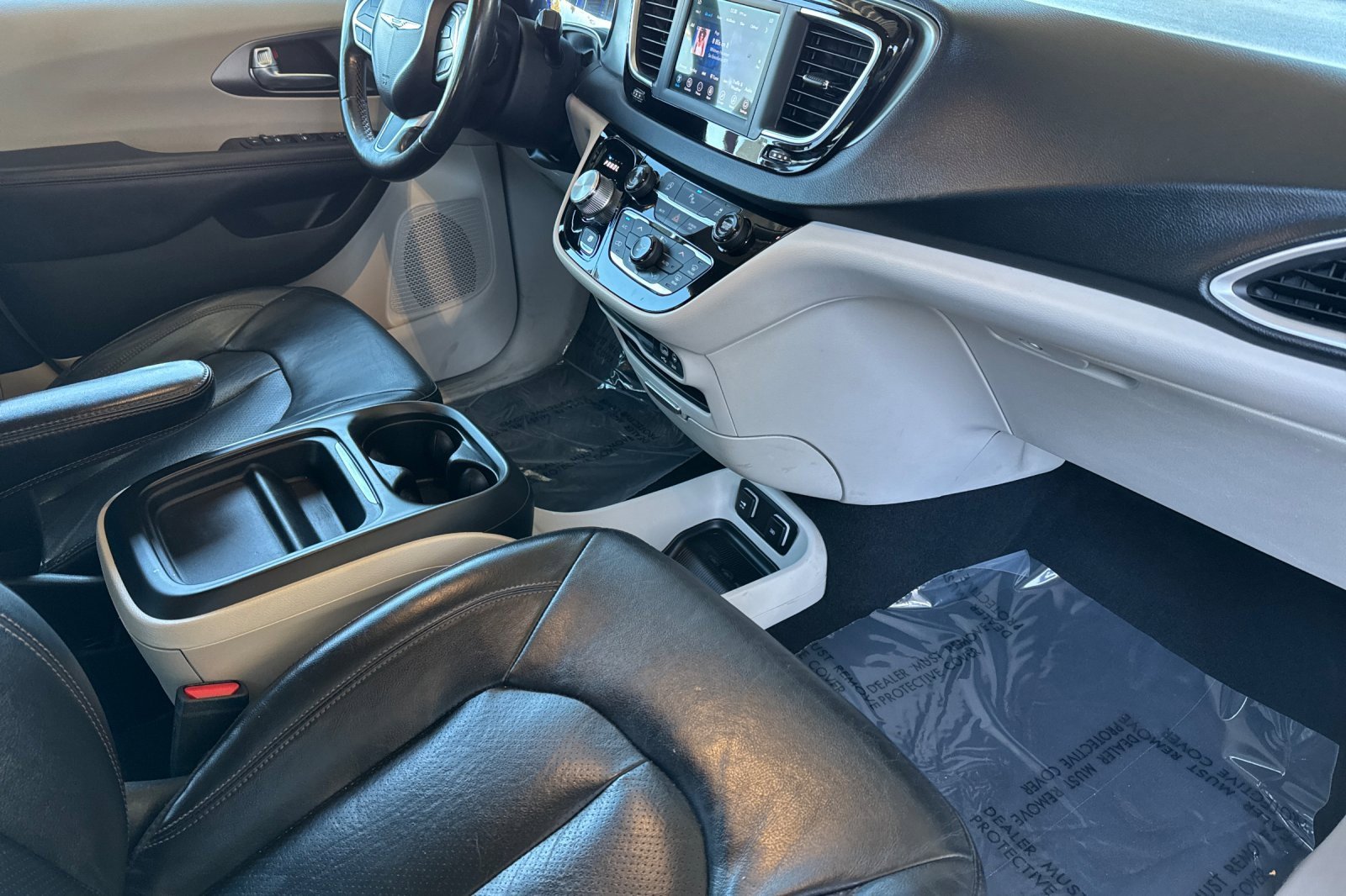 Used 2020 Chrysler Pacifica Touring-L w/ Tire & Wheel Group image 16