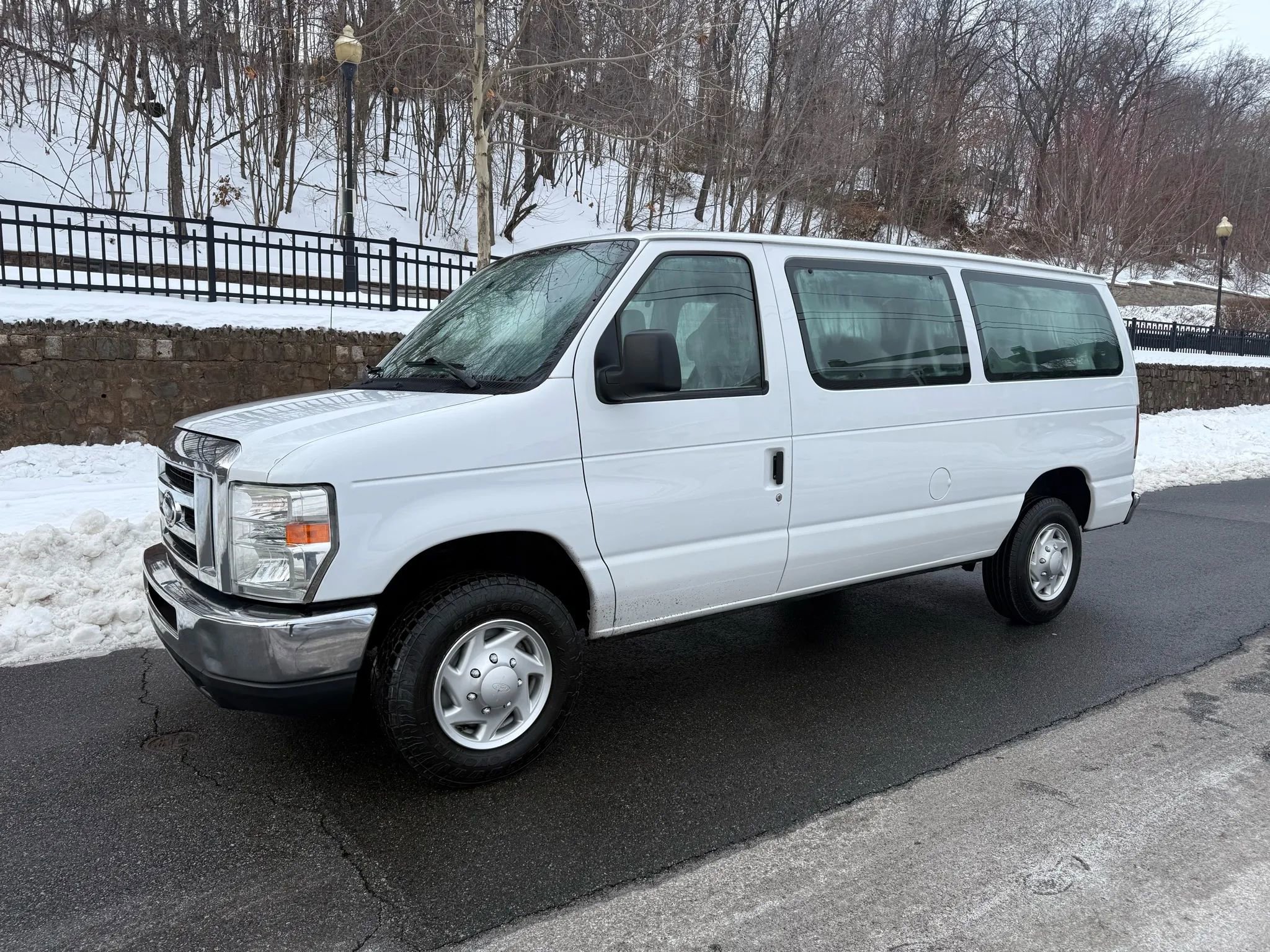 Used 2013 Ford E-350 and Econoline 350 XLT image 2