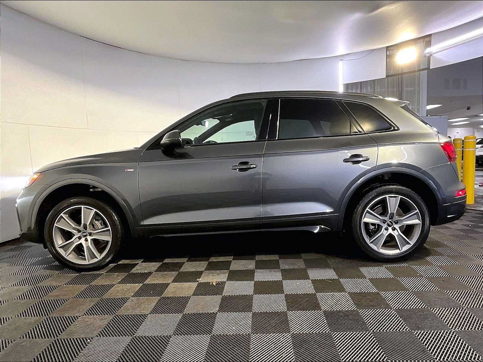 Used 2025 Audi Q5 2.0T Premium w/ Convenience Plus Package AWD/4WD image 2