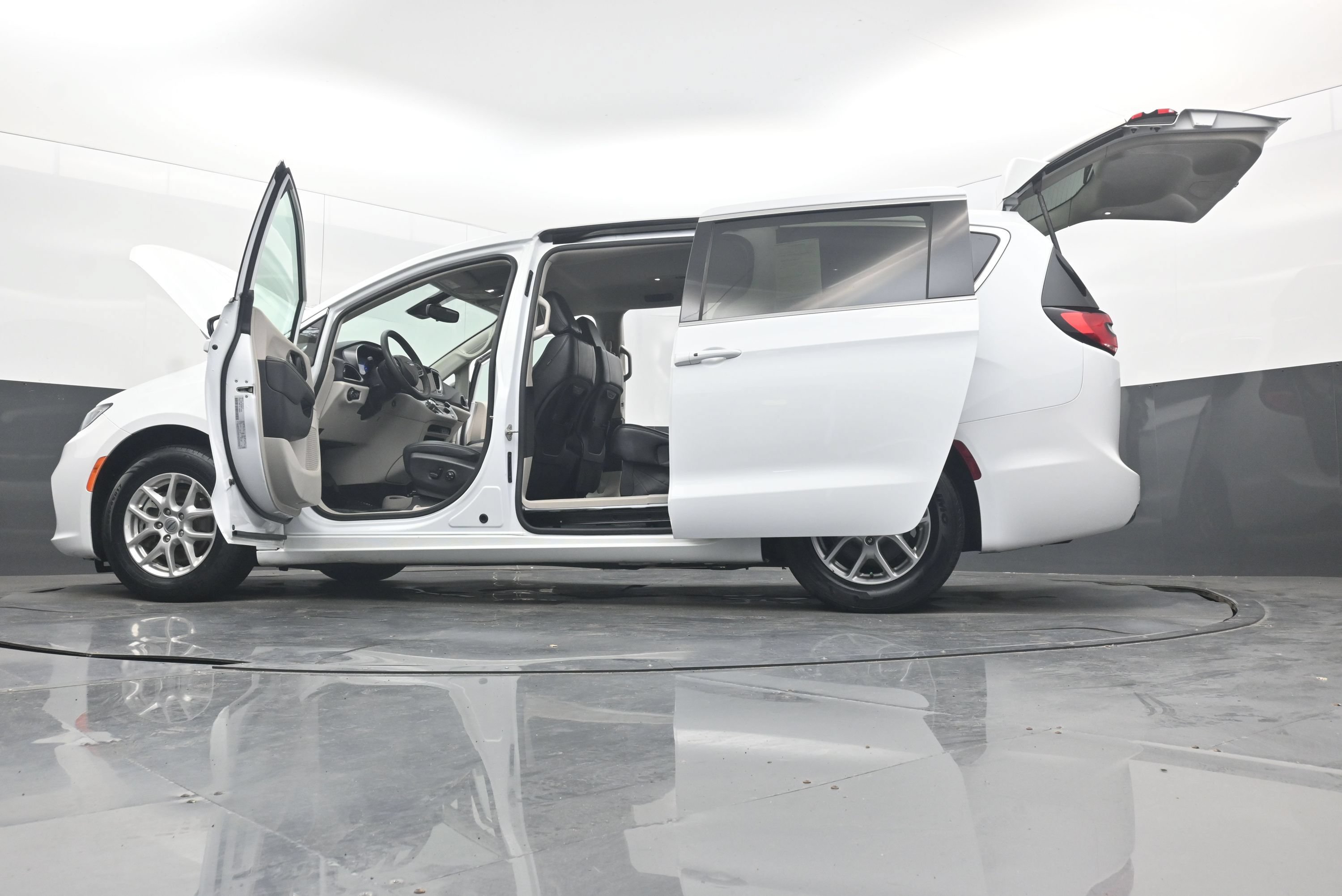 Used 2024 Chrysler Pacifica Touring-L FWD image 38