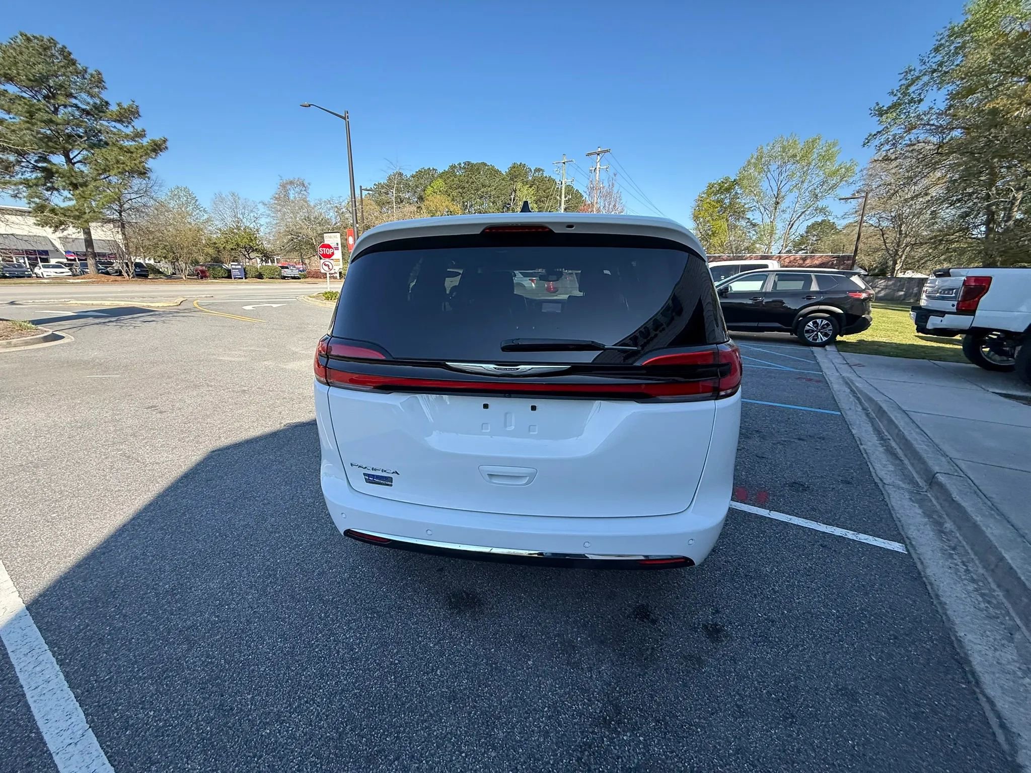 Used 2024 Chrysler Pacifica Touring-L FWD image 7