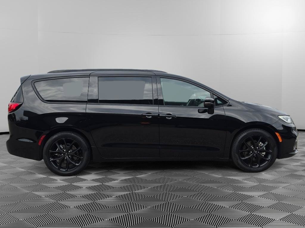 Used 2025 Chrysler Pacifica Limited FWD image 9