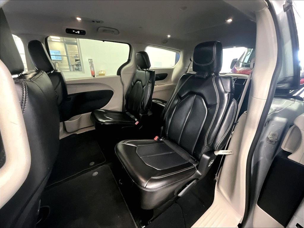 Used 2023 Chrysler Pacifica Touring-L FWD image 15
