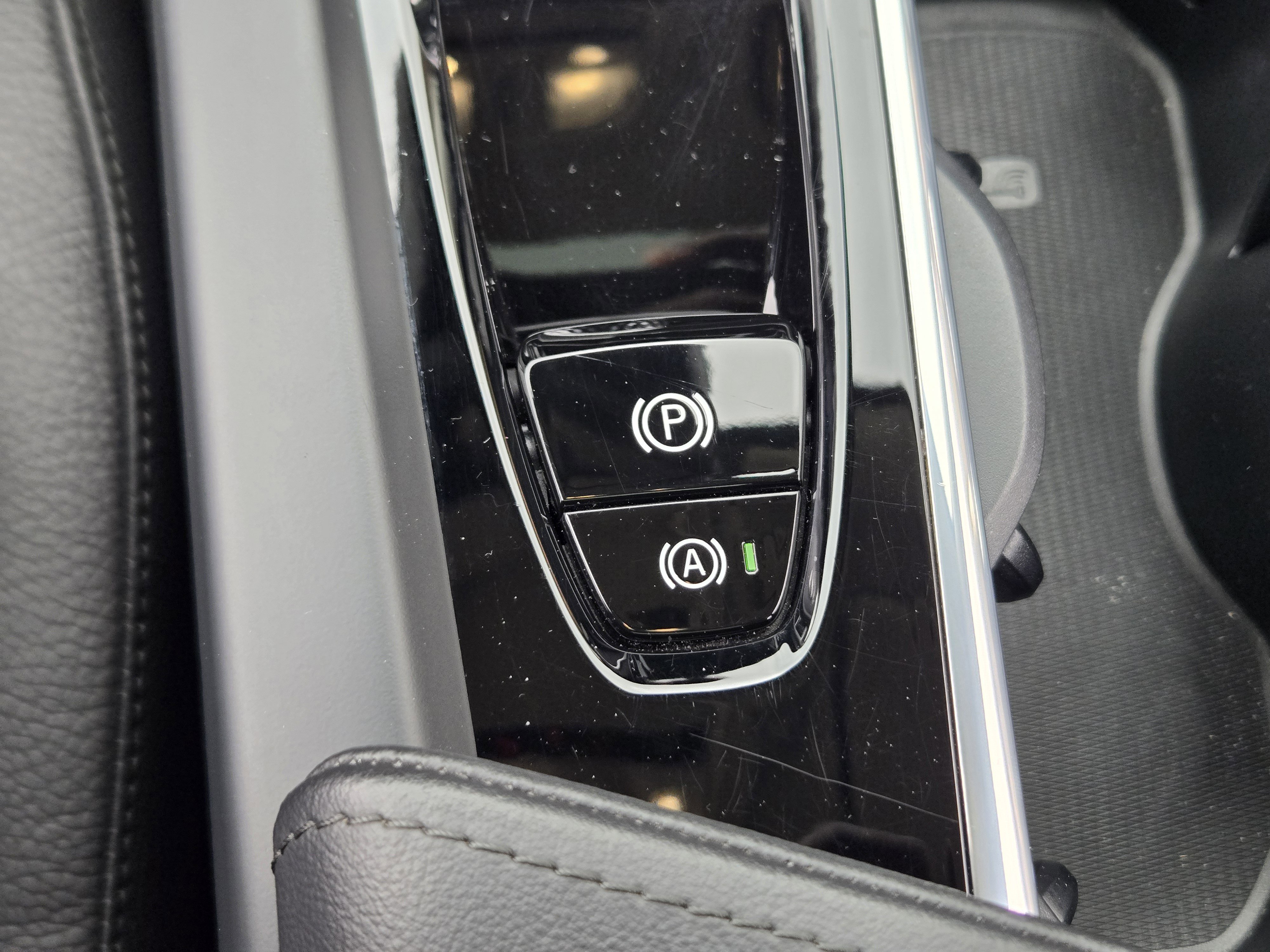 Used 2025 Volvo XC60 B5 Plus image 29