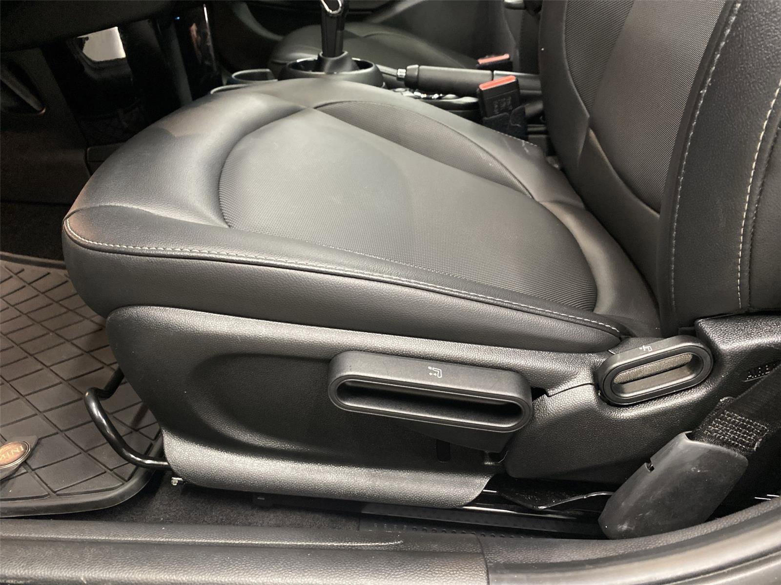 Certified 2022 MINI Cooper 4-Door Hardtop image 18