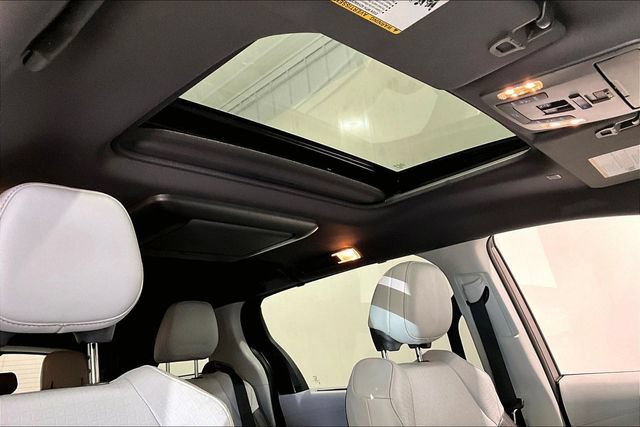 Used 2022 Toyota Sienna XSE AWD/4WD image 35