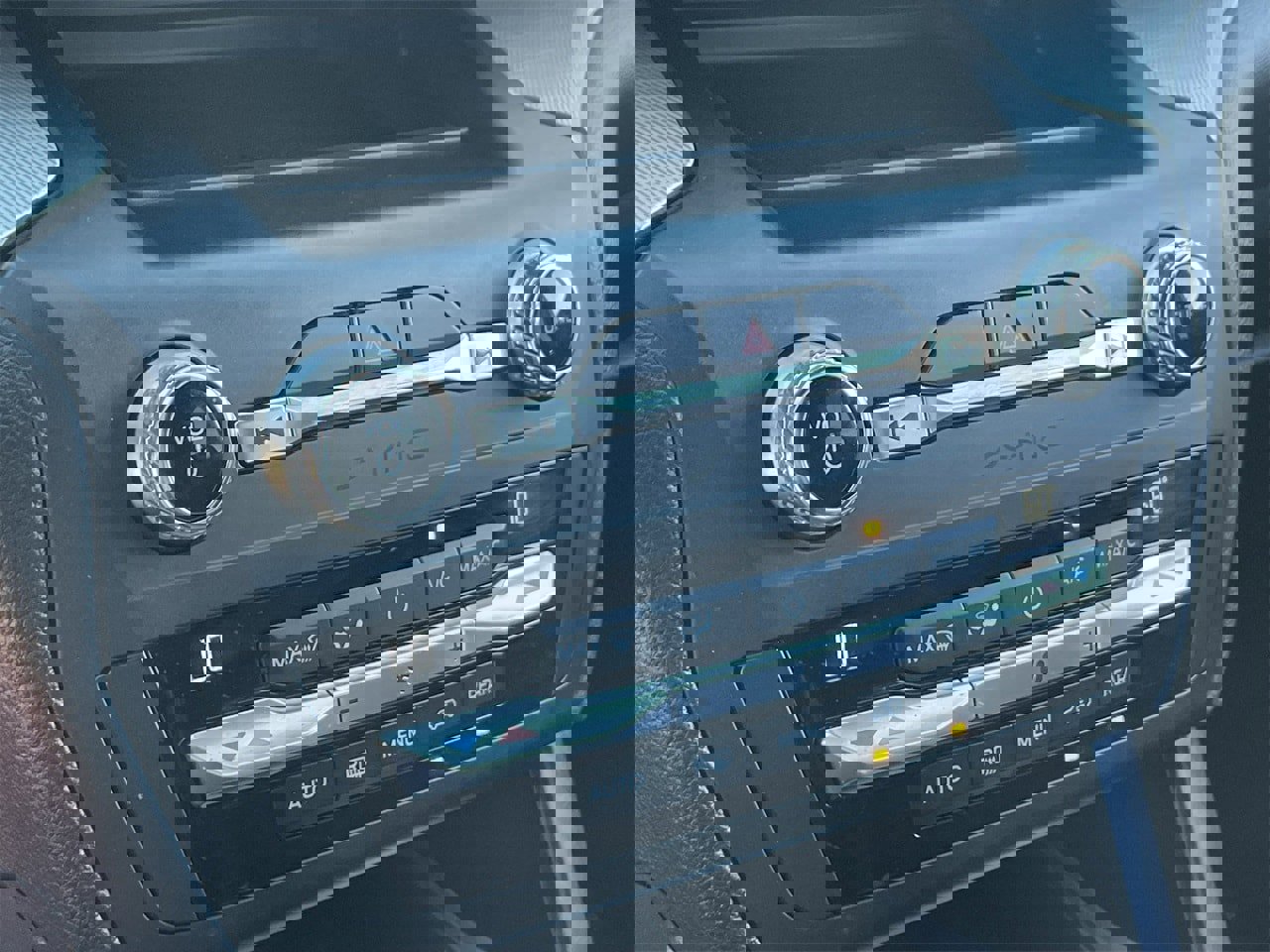 Used 2020 Ford Explorer XLT w/ Equipment Group 202A image 27