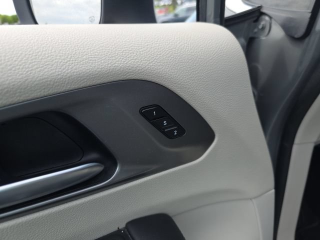 Used 2023 Chrysler Pacifica Touring-L FWD image 12