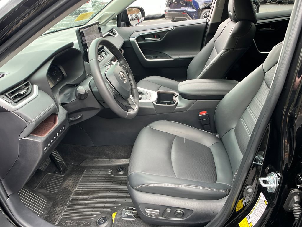 Used 2025 Toyota RAV4 Limited w/ Advanced Technology Package image 9