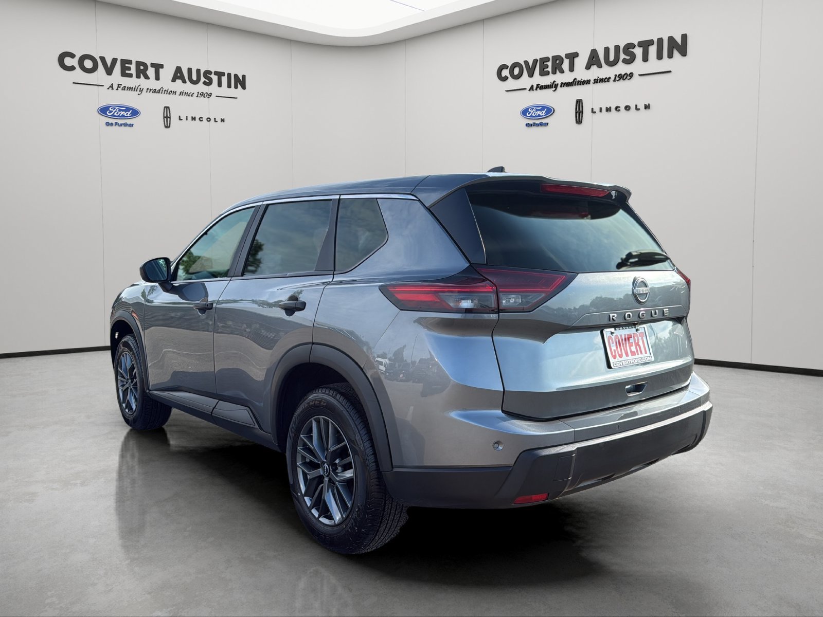 Used 2024 Nissan Rogue S FWD image 3