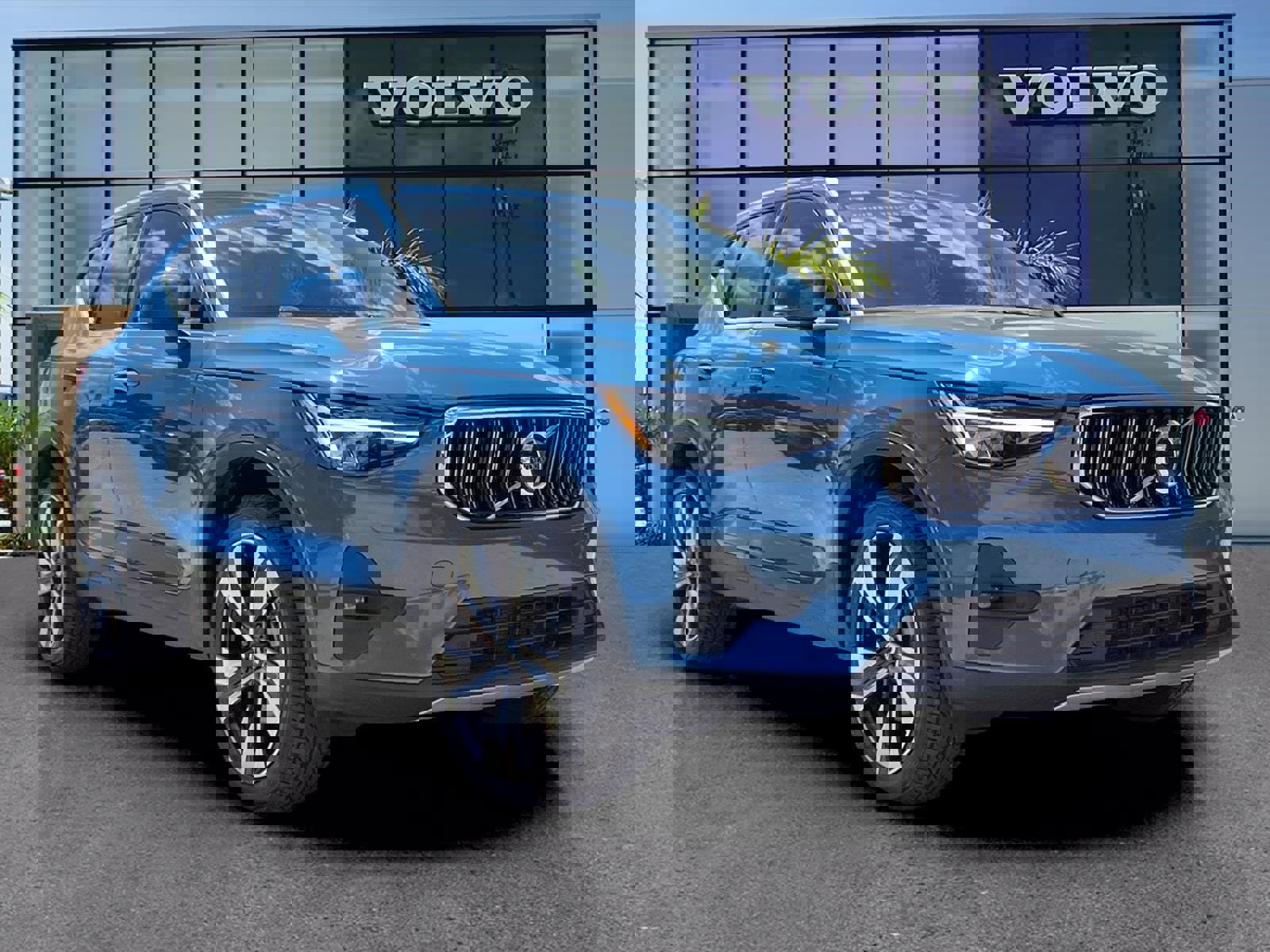 Certified 2023 Volvo XC40 B5 Plus AWD/4WD image 1